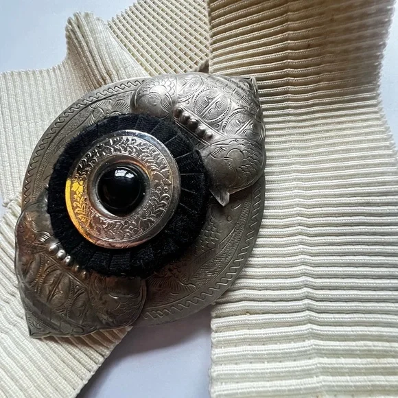 Vintage eggshell and etched silver/black fashion belt. - Picture 4 of 15